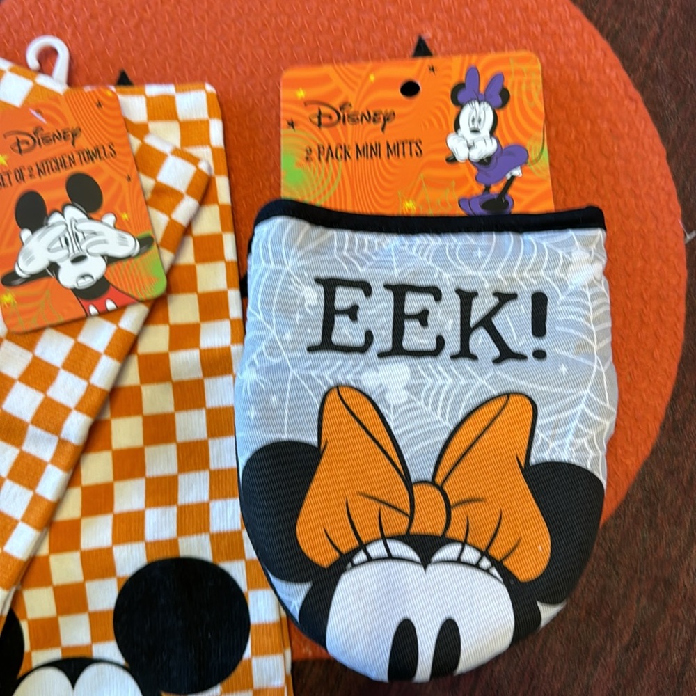 Disney 2 kitchen towels & 2 pack mini mitts - Picture 3 of 6